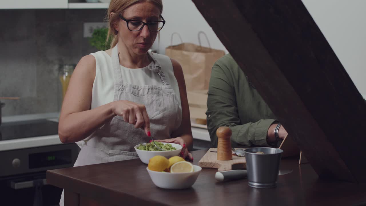 女人捣碎牛油果，加入新鲜柠檬汁视频下载