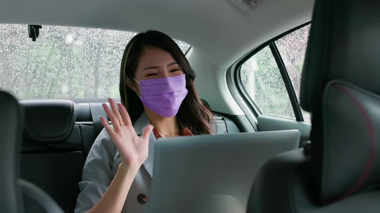 女人在车里参加会议视频下载