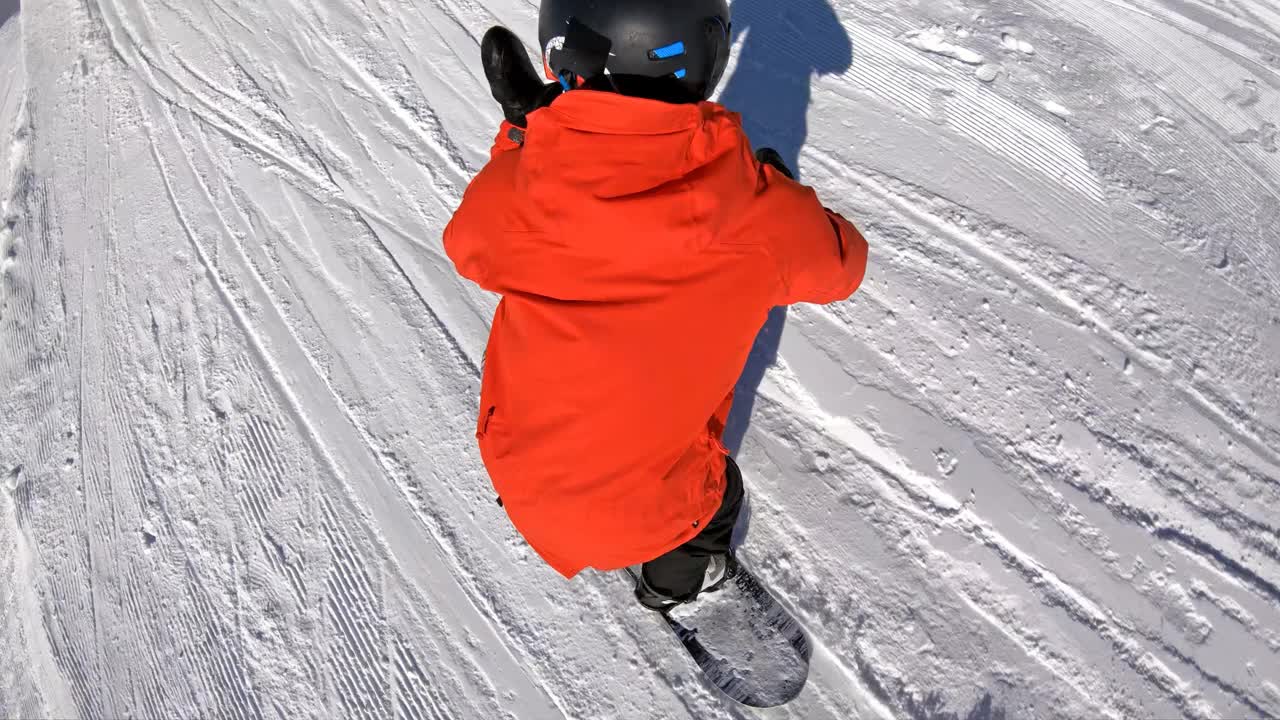 滑雪爱好者在雪地公园表演特技，跳跃和抓住滑雪板视频素材
