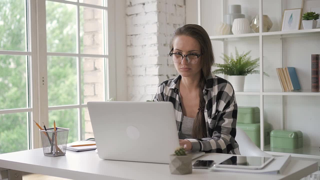 女企业主工程师在现代办公室投资笔记本电脑。女售货员视频下载