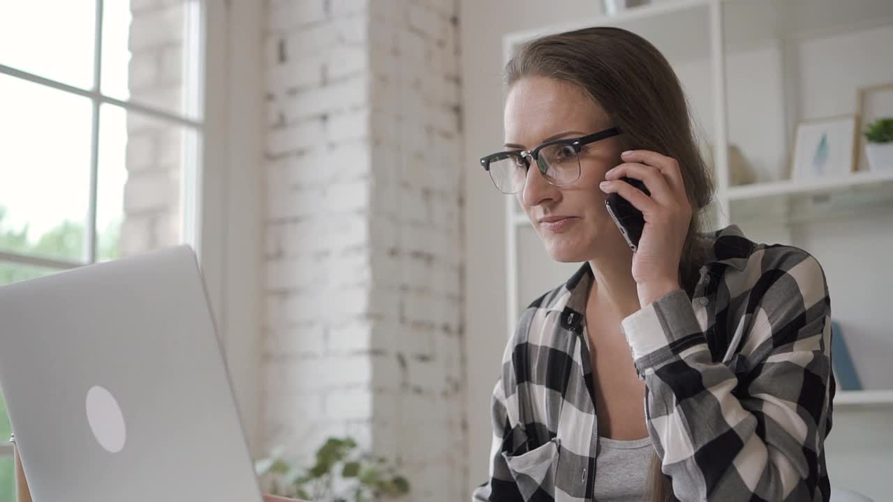 女销售投资经理在电话交谈，在她舒适的家里远程工作。律师的律师视频下载
