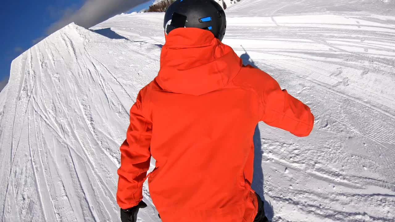 滑雪者在雪地公园表演特技，跳跃，旋转和抓住滑雪板视频素材