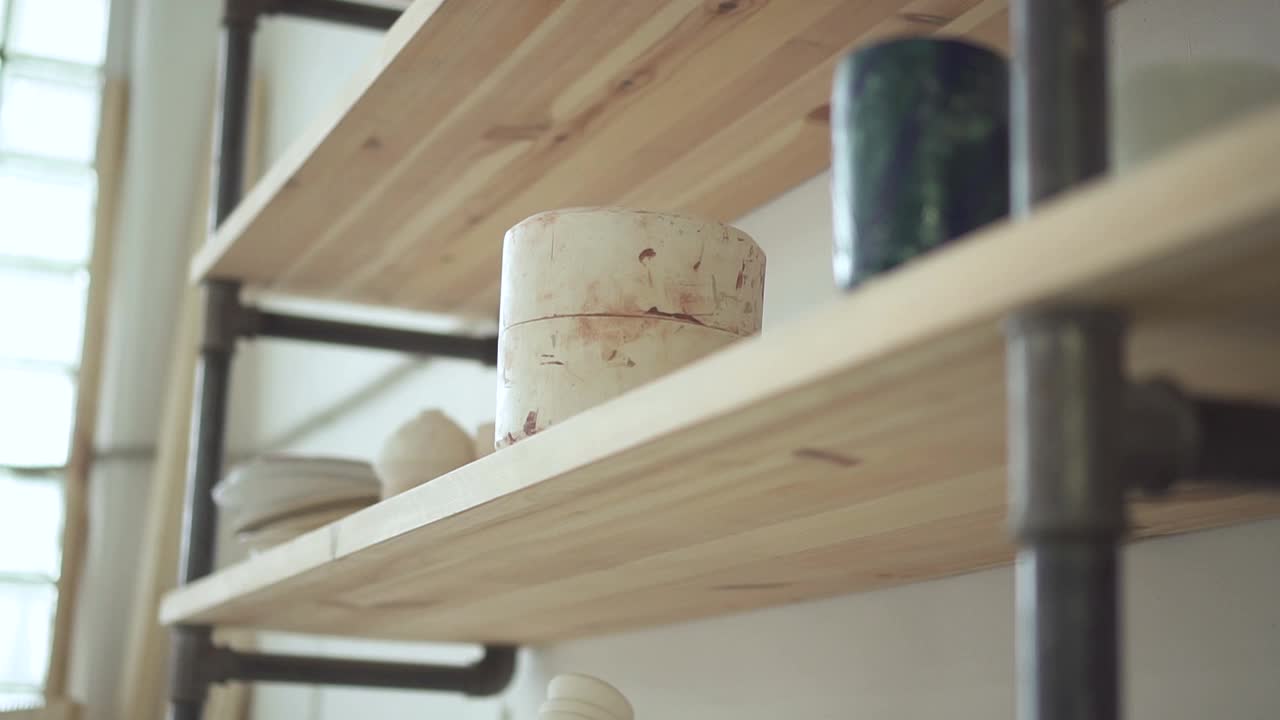木架上有一件准备烤的陶器视频下载