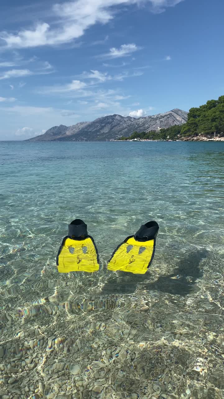 黄色的鳍状物漂浮在水面上。亚得里亚海。克罗地亚。视频素材
