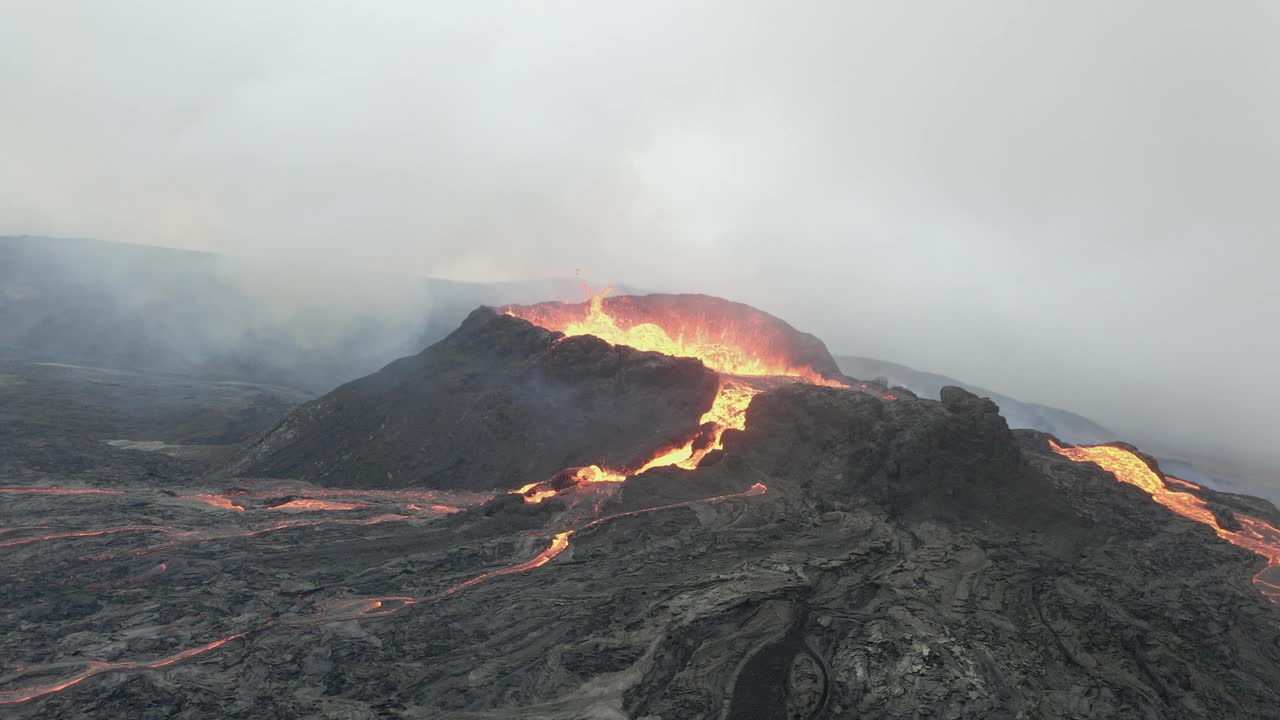无人机拍摄的冰岛火山裂缝喷发视频素材