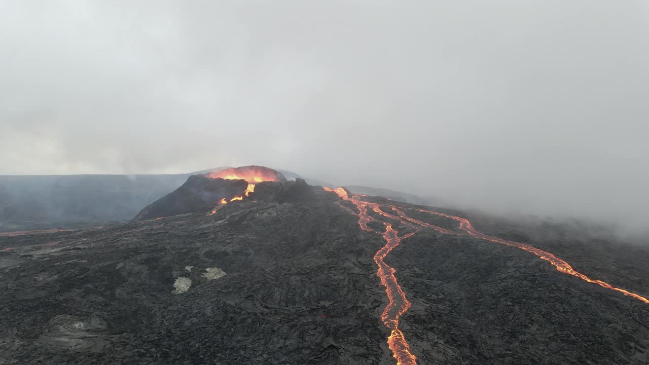无人机拍摄的冰岛火山裂缝喷发视频素材