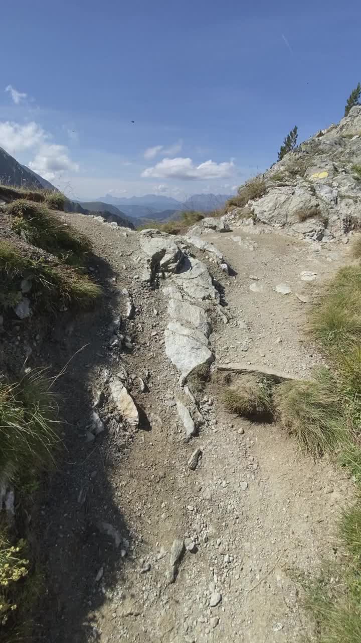 步行者跑上俯瞰群山的悬崖边缘视频素材