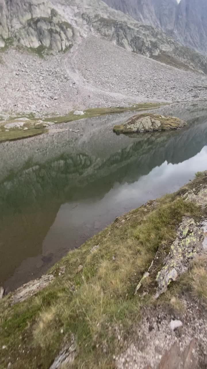 沿着山间的湖边奔跑视频素材
