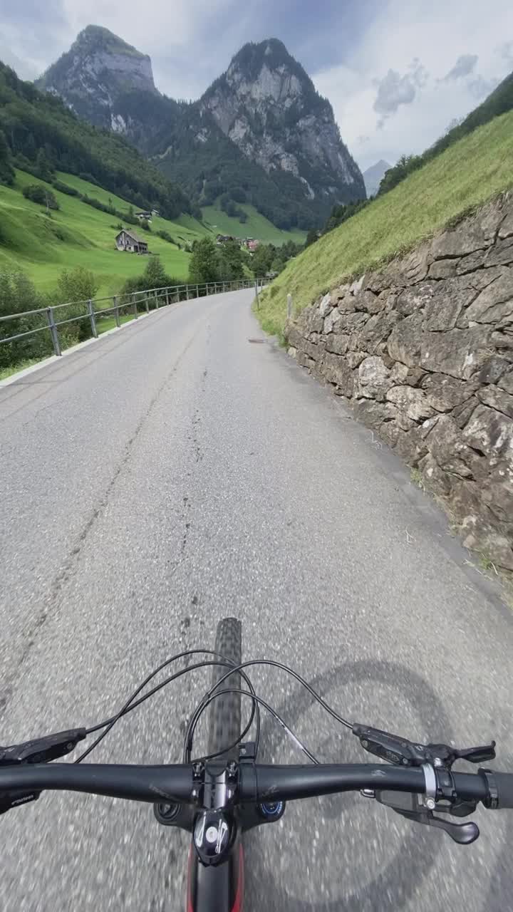 在瑞士一个农场附近的公路上骑车视频素材