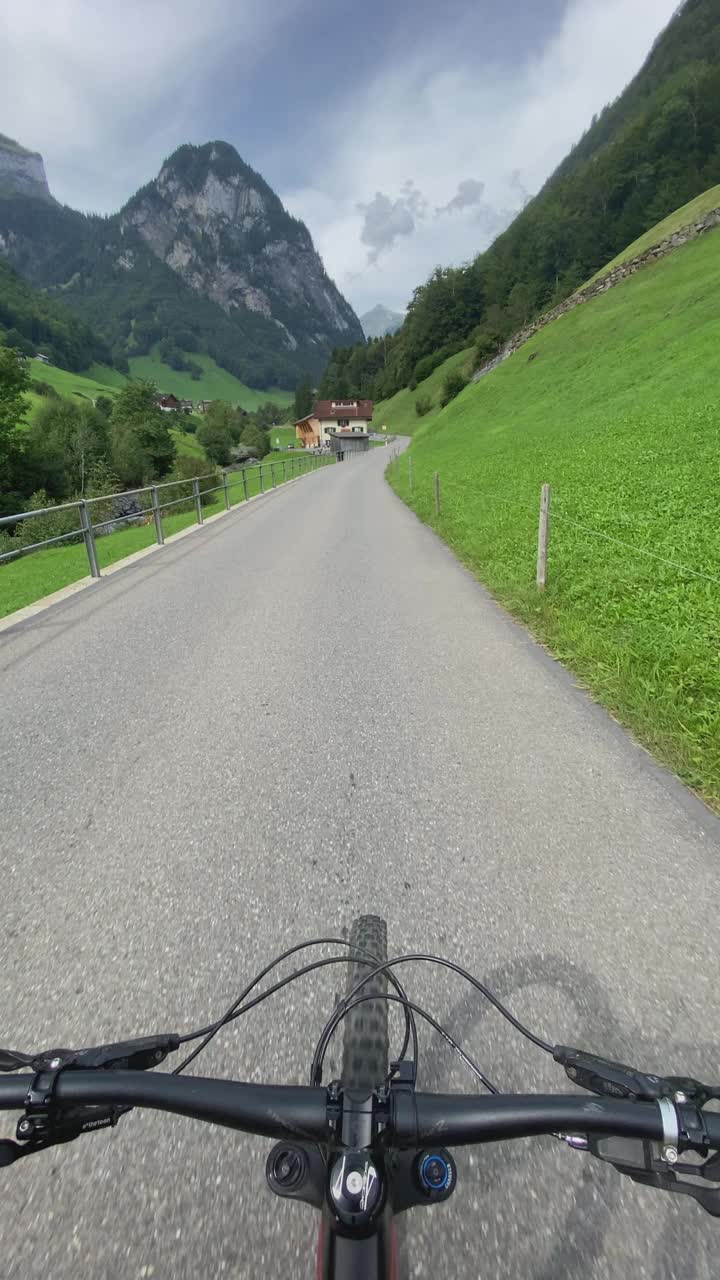 在瑞士一个农场附近的公路上骑车视频素材
