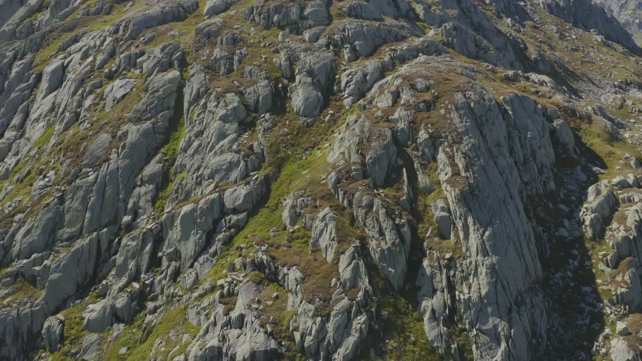 无人机在一个晴朗的日子拍摄了岩石山脉的面貌视频素材