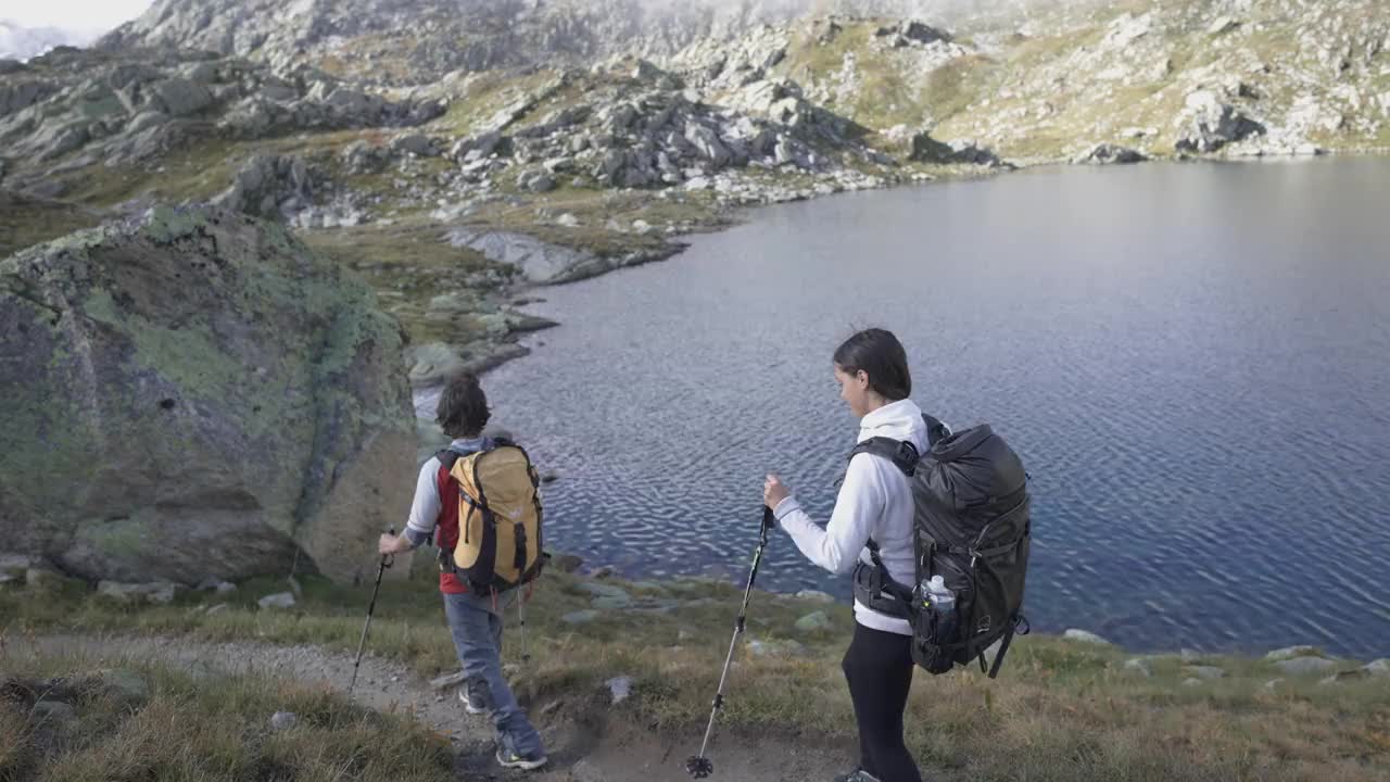 接着是一男一女在山间湖边远足的镜头视频素材