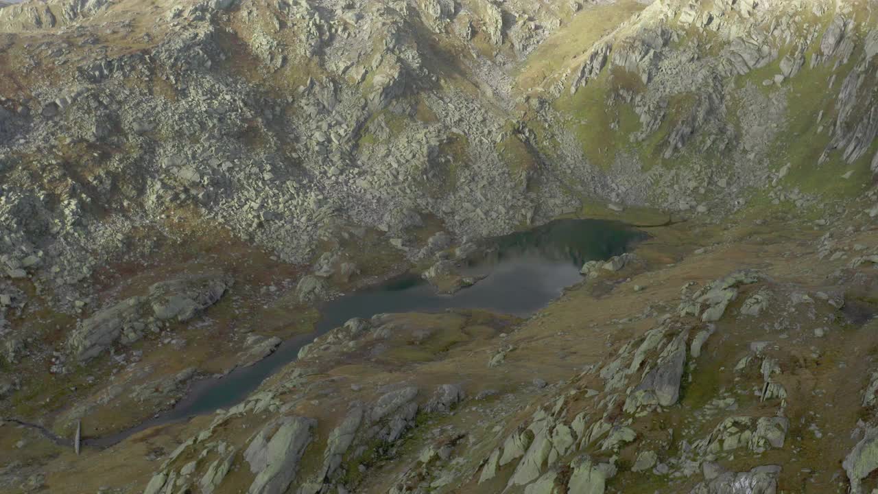 无人机拍摄的山区湖泊视频素材