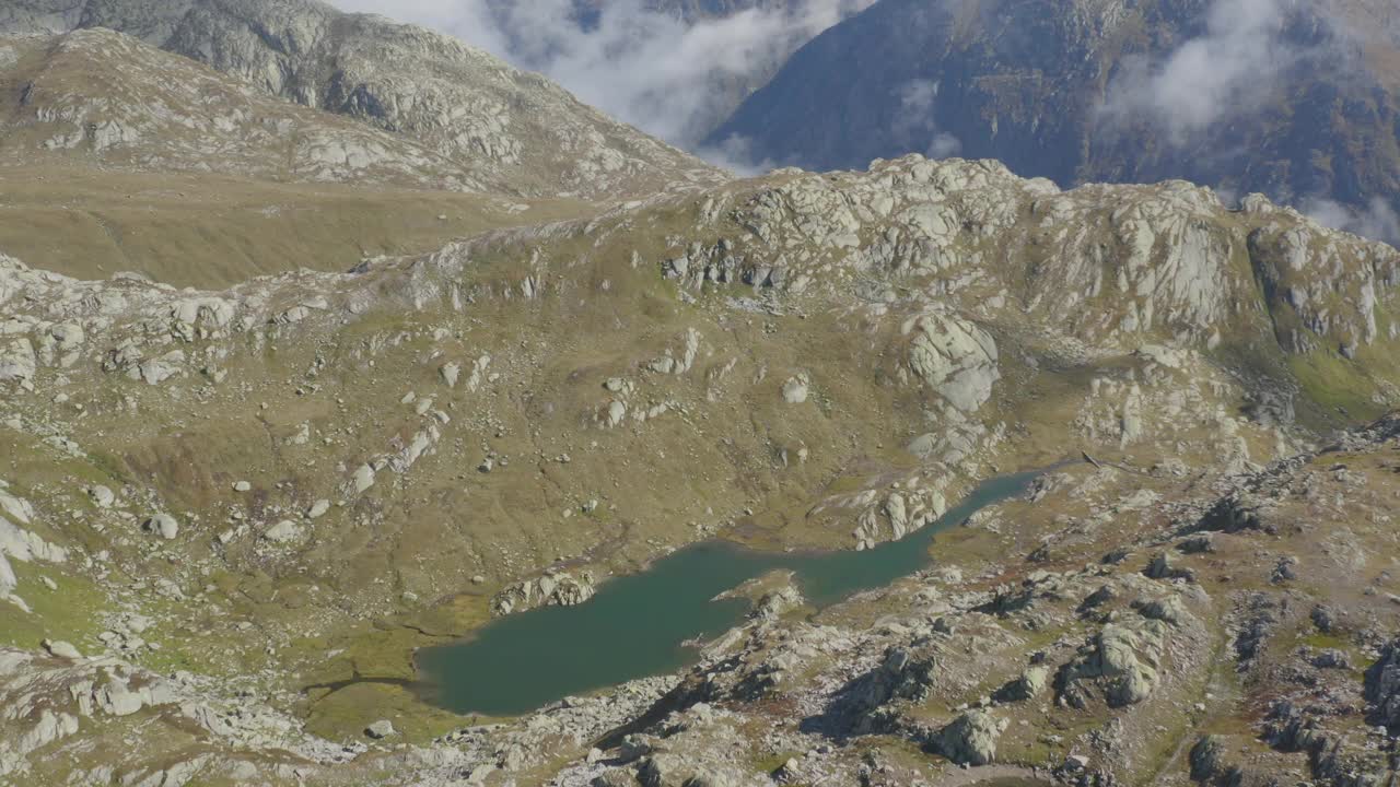 无人机拍摄的山区湖泊视频素材