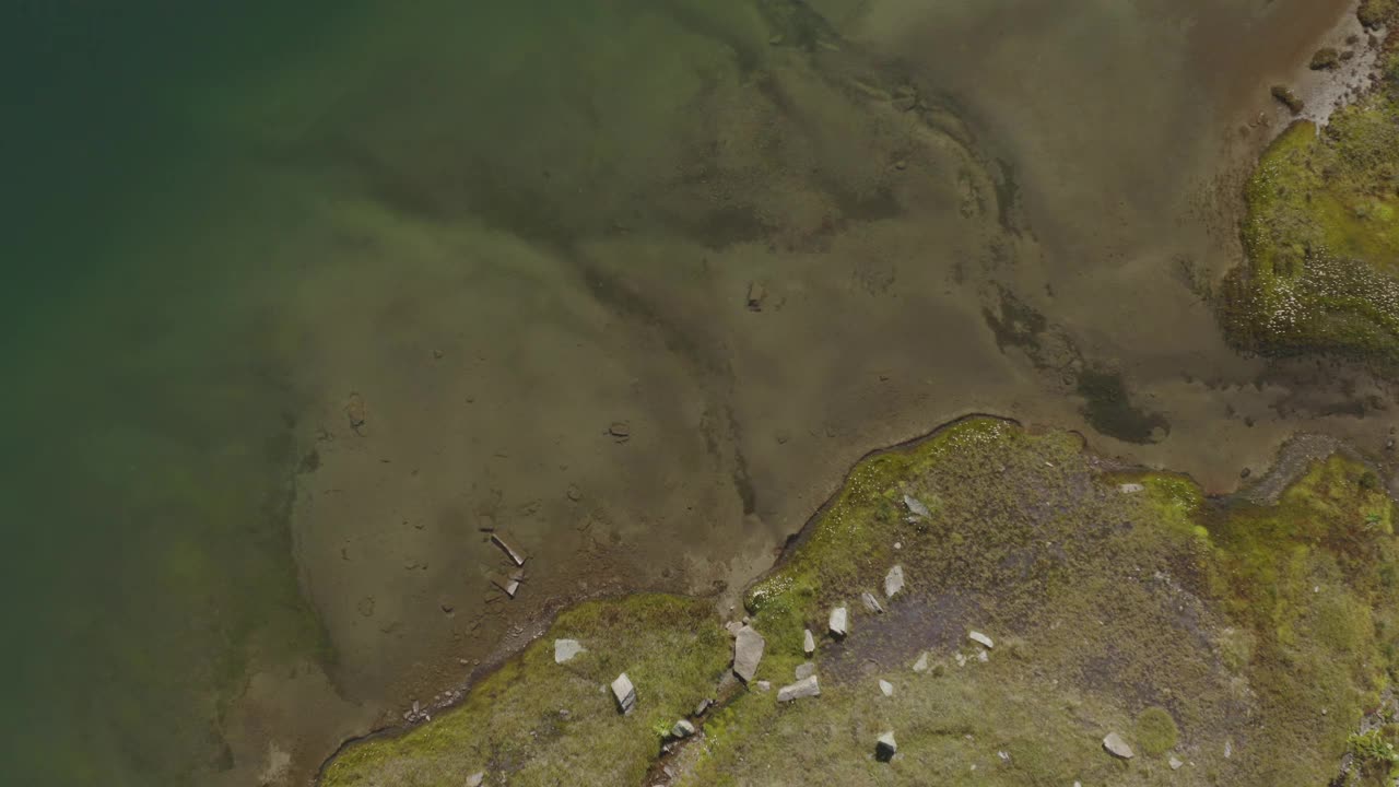 垂直无人机拍摄的山湖岸边视频素材
