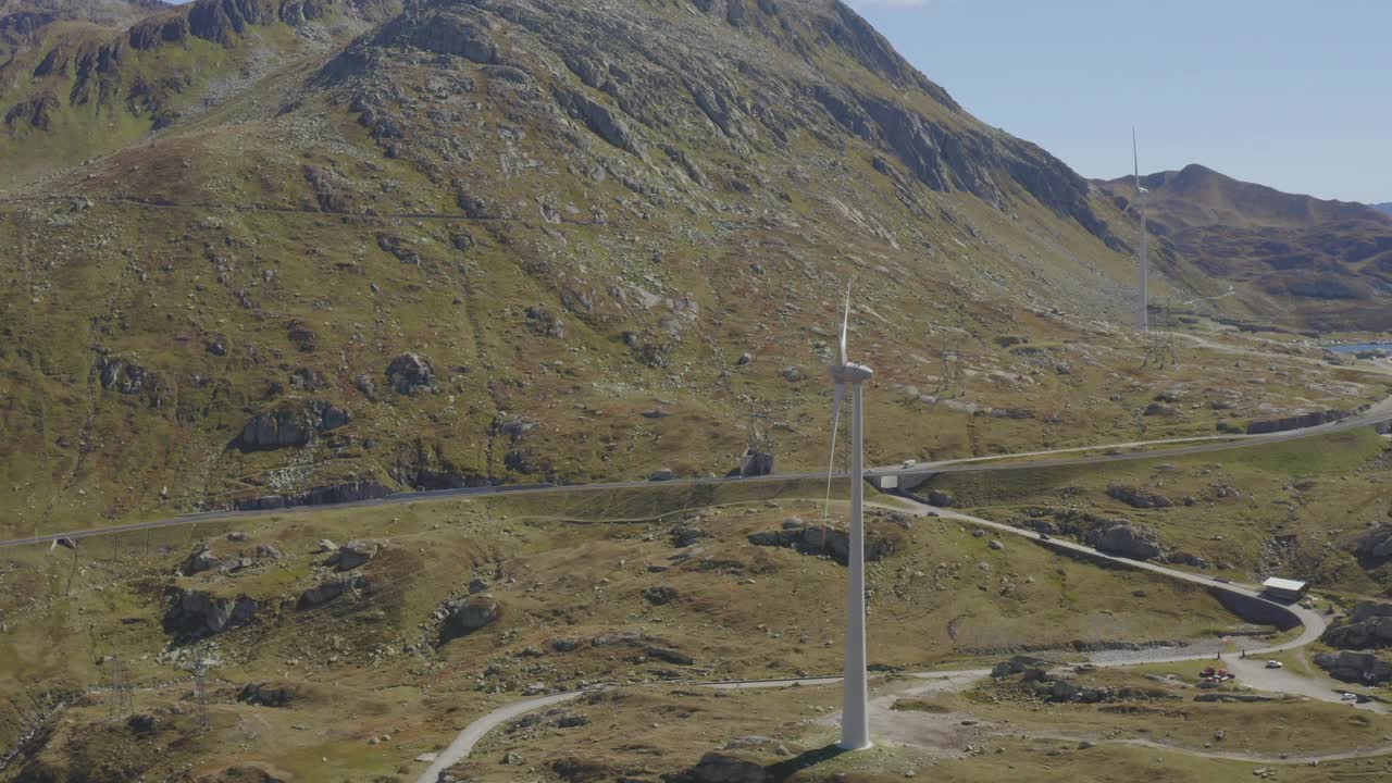 在一个阳光明媚的日子，无人机在山口拍摄风力涡轮机视频素材