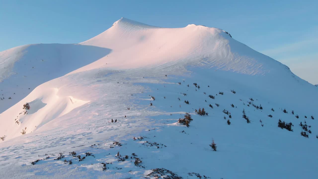 早春时节雪山的景色视频素材