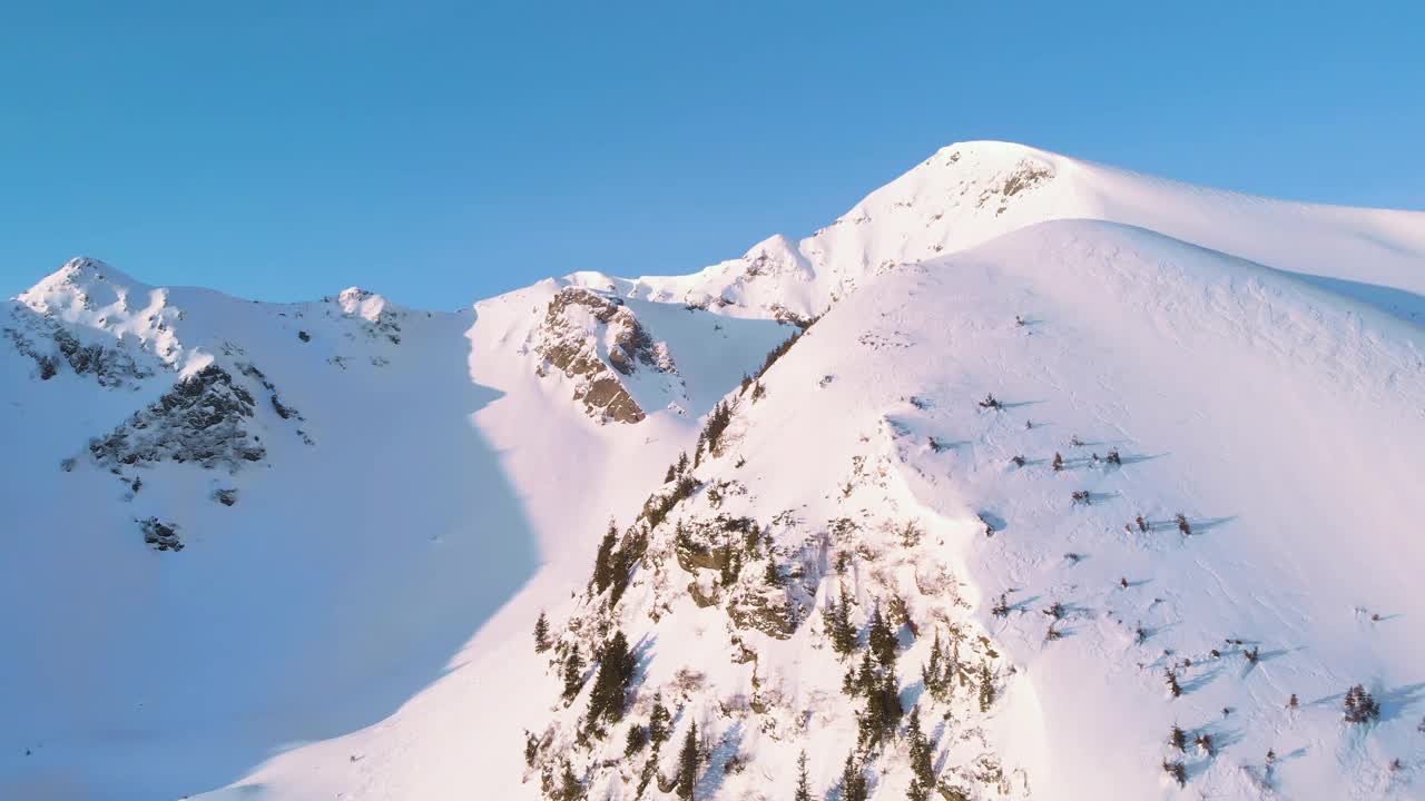 早春时节雪山的景色视频素材