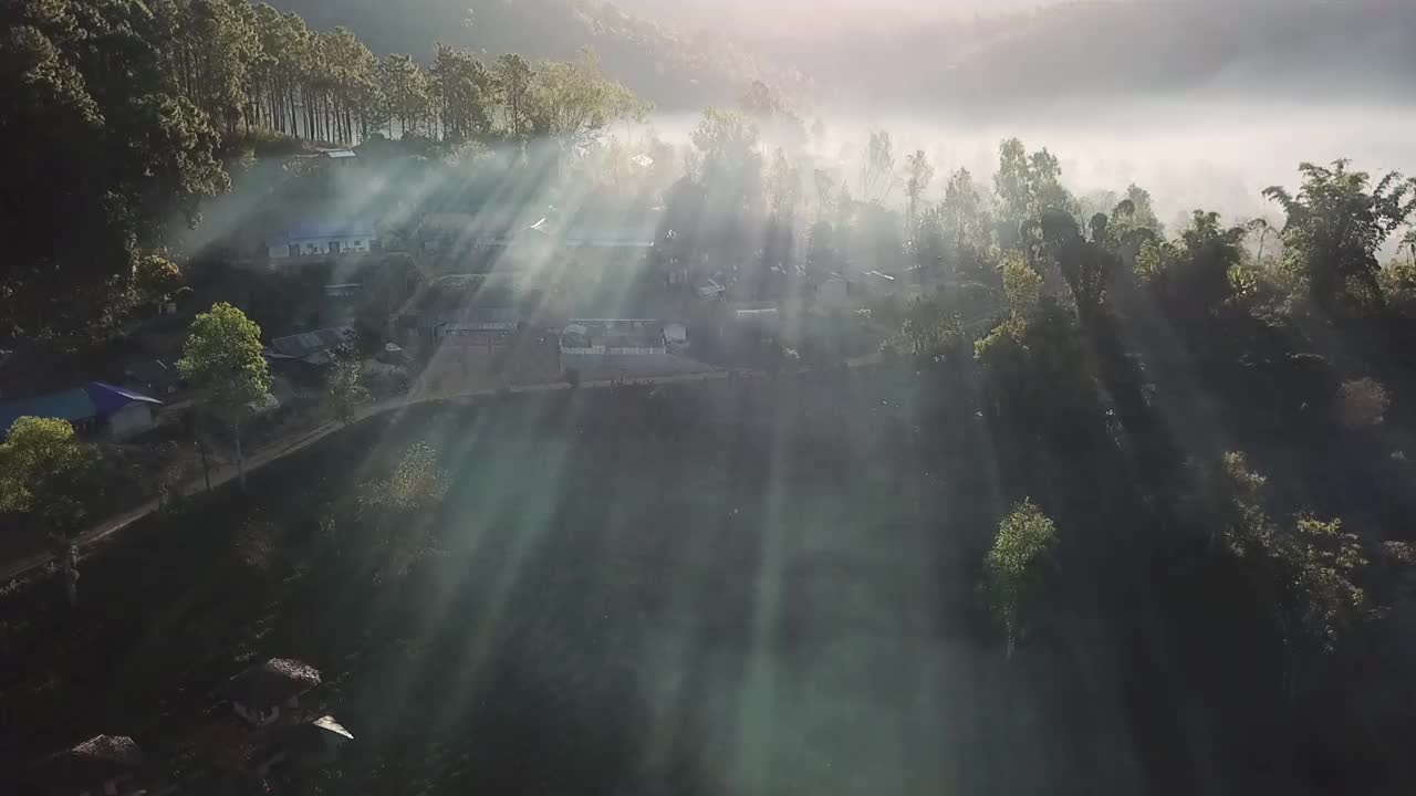 鸟瞰图无人机在雾或云在山湄洪森泰国视频下载