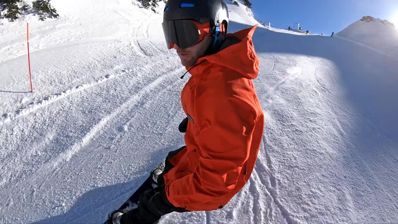 滑雪者从滑雪坡道上滑下，留下一团粉状的雪视频下载