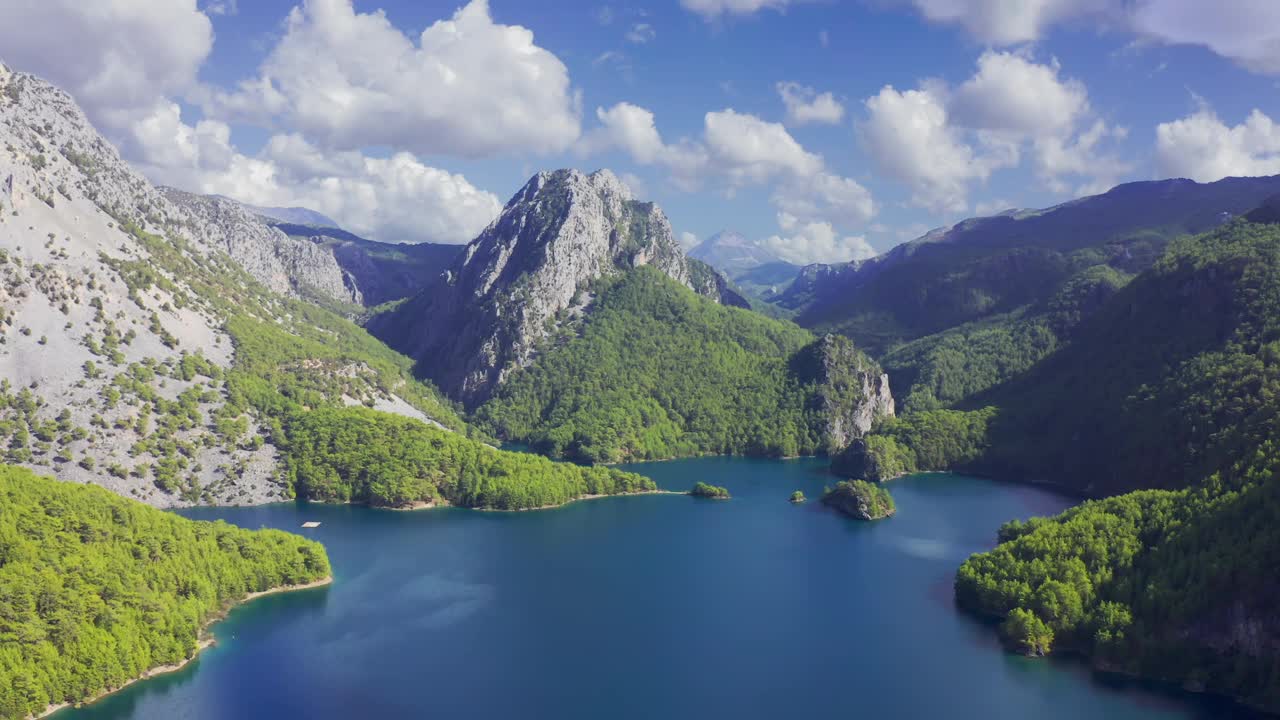 土耳其的奥马皮纳尔湖，山和森林-绿色峡谷在奥马皮纳尔水坝地区，马纳夫加特，土耳其安塔利亚。4 k鸟瞰图视频下载