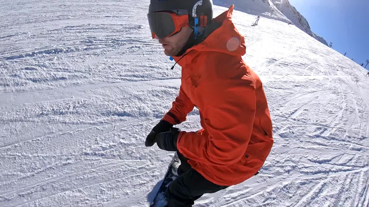 滑雪板运动员在滑雪坡道上加速，雕刻，做极端的转弯视频素材