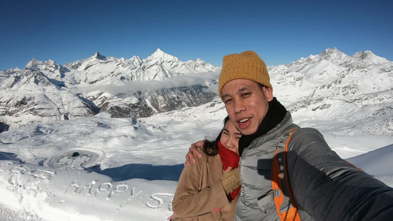 一对浪漫的情侣在瑞士3000冰川牵手拍照视频下载