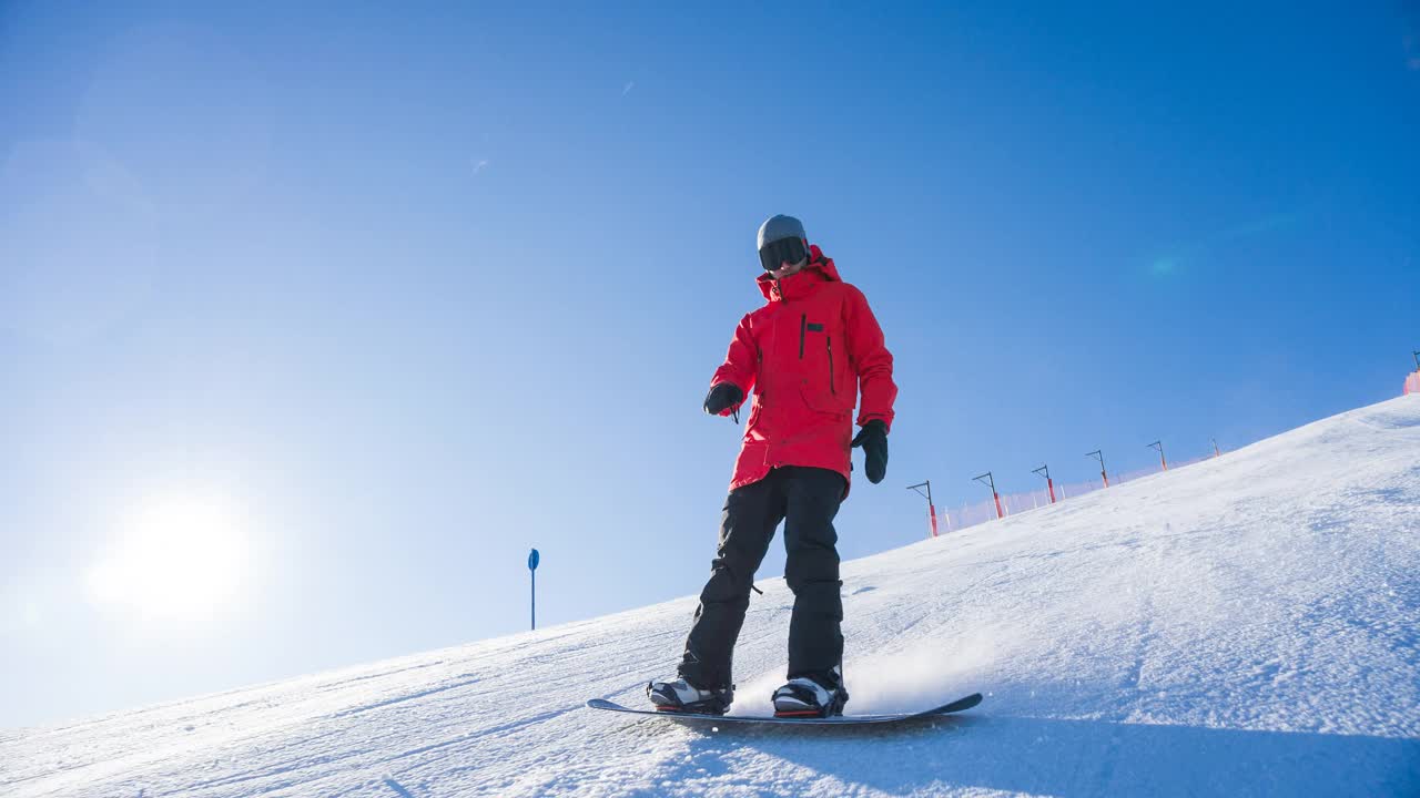 在风景壮丽的山区滑雪场滑雪视频素材