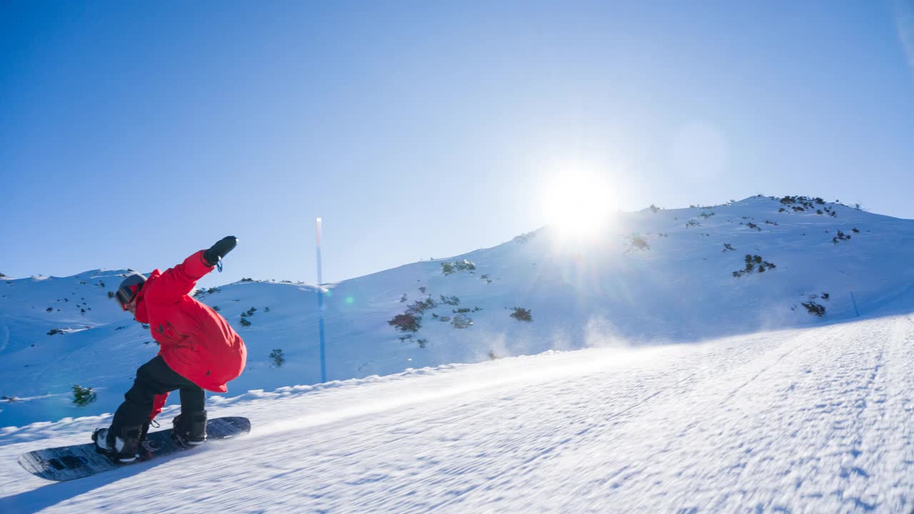 在一个完美的阳光灿烂的冬日，滑雪者在田园诗般的滑雪胜地滑雪道上滑行视频素材