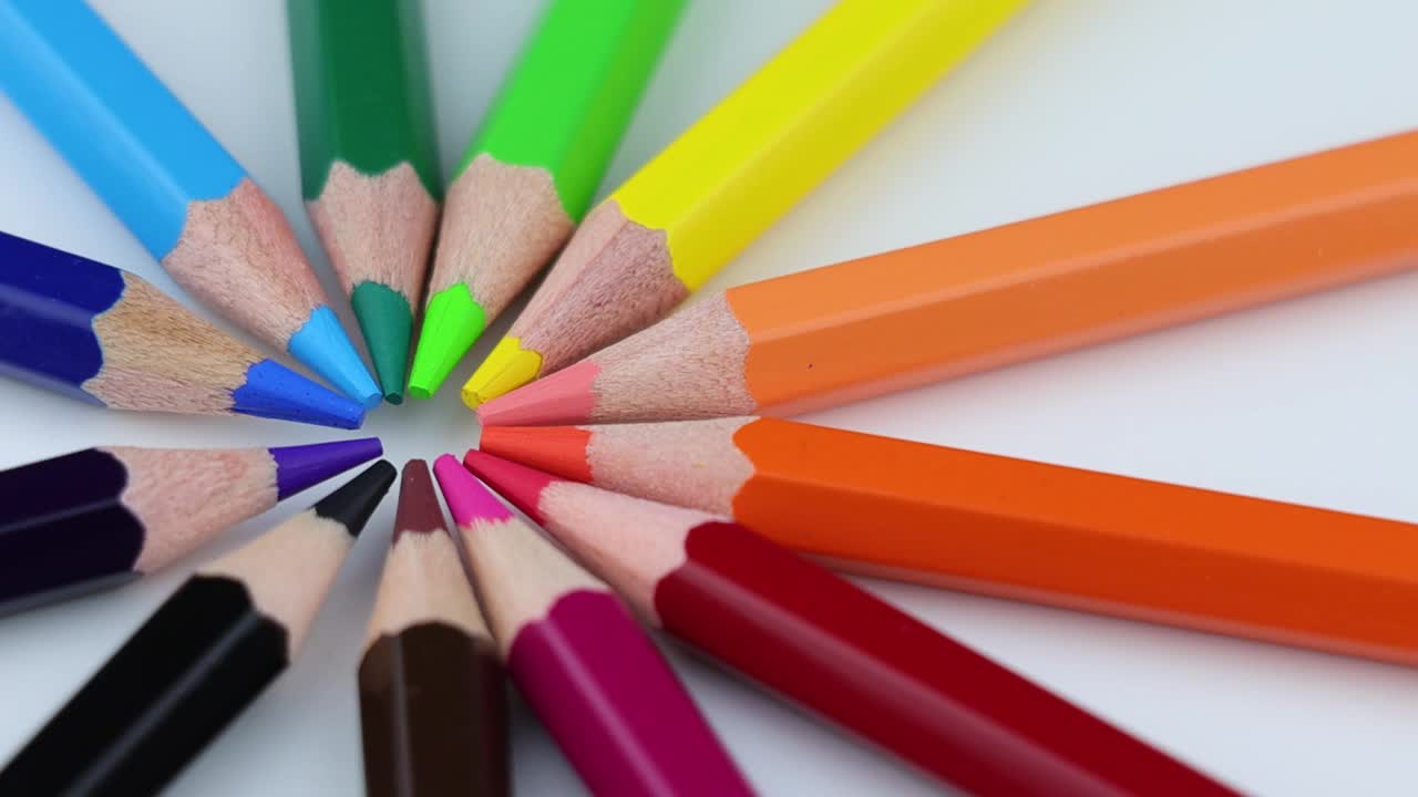 亮色的铅笔在旋转视频素材