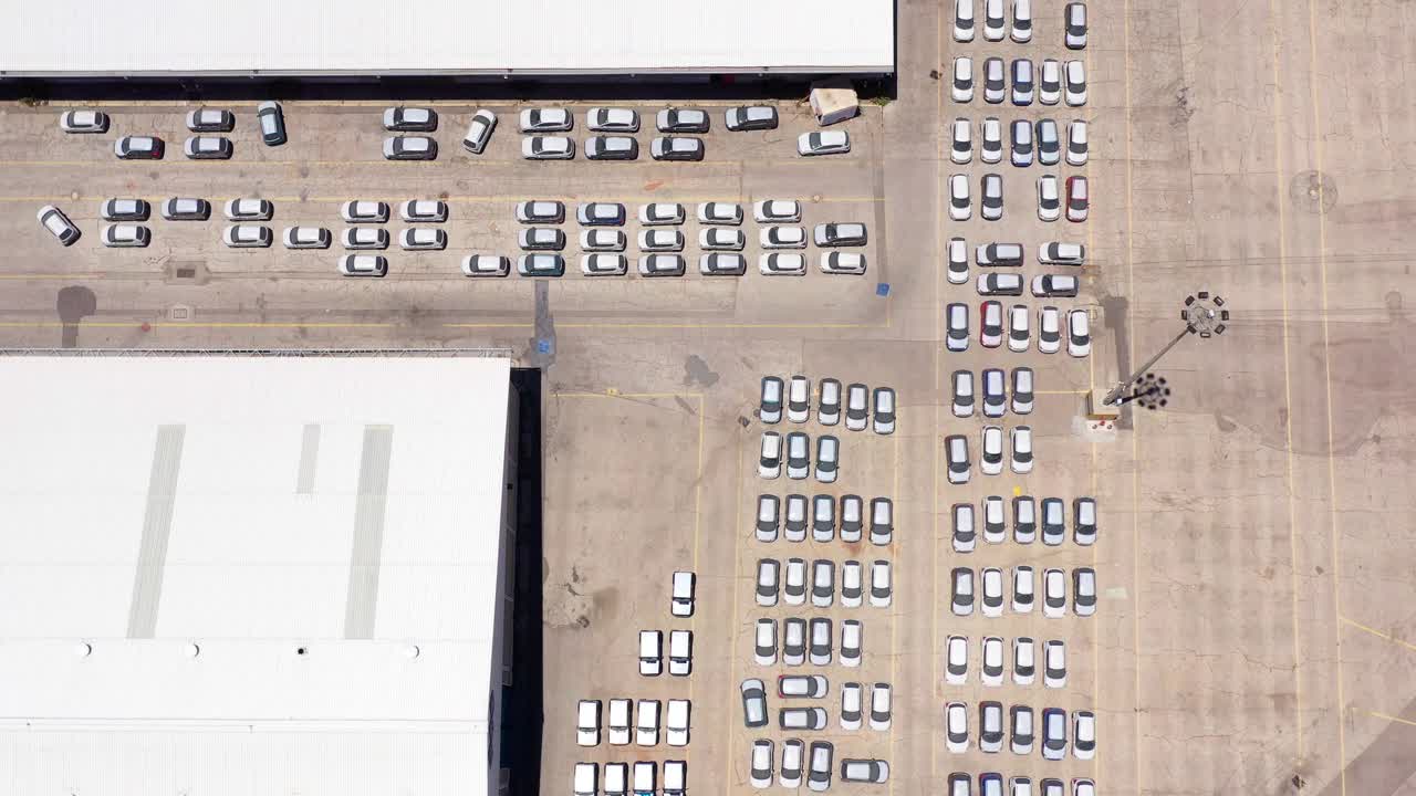 在当地港口阿什杜德航站，一排排崭新的灰尘汽车停在那里视频素材