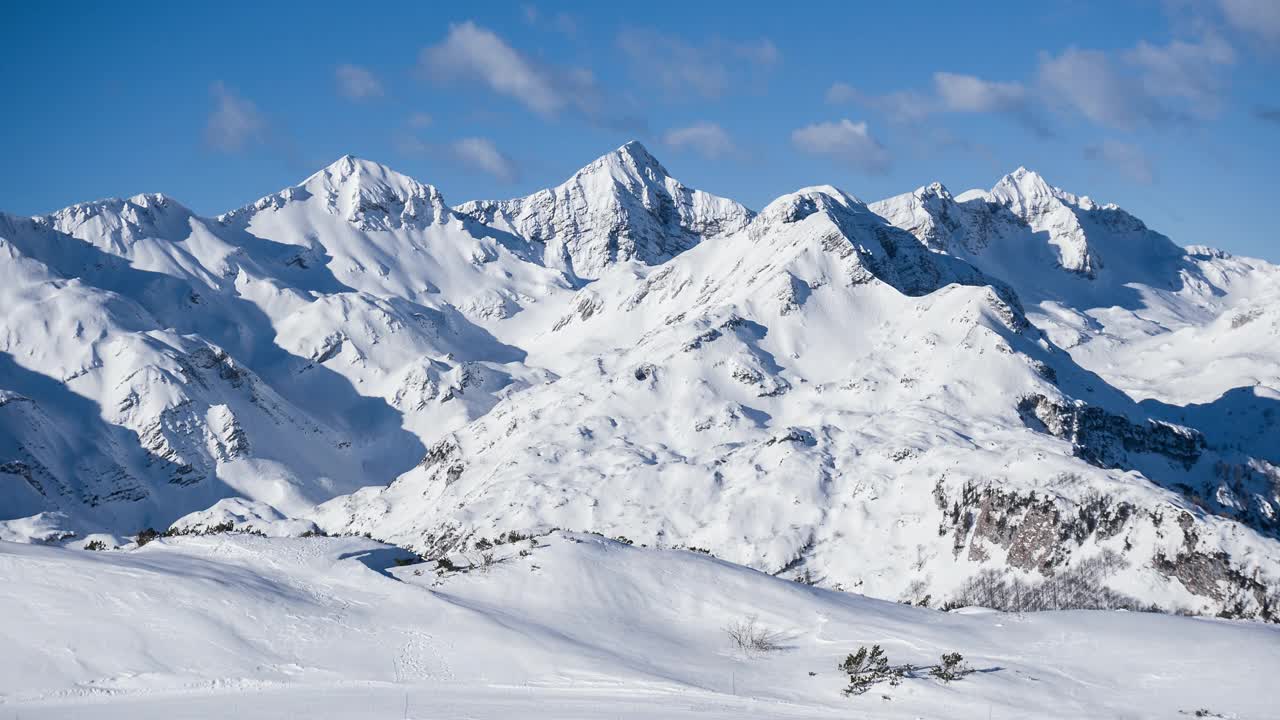 深雪,航拍视角,滑雪坡,雪道整理机视频素材