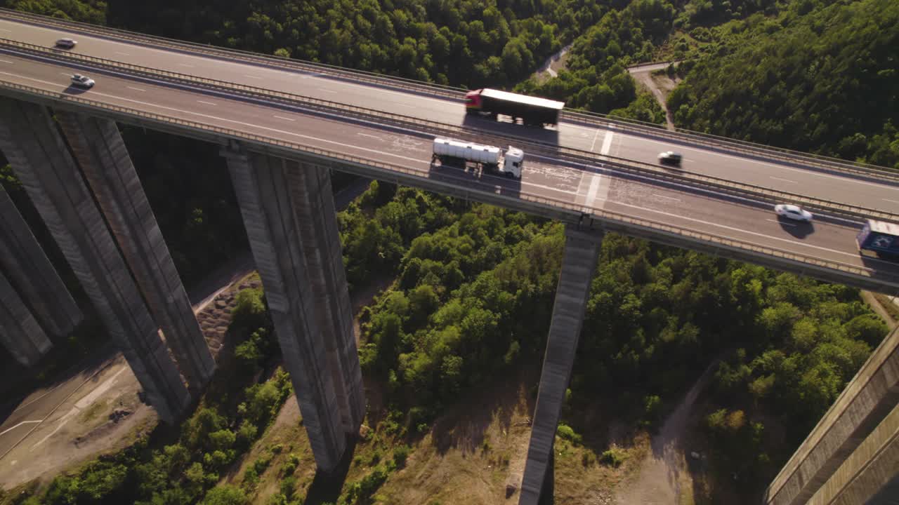 晚间高架桥上重型卡车通行的俯视图视频素材