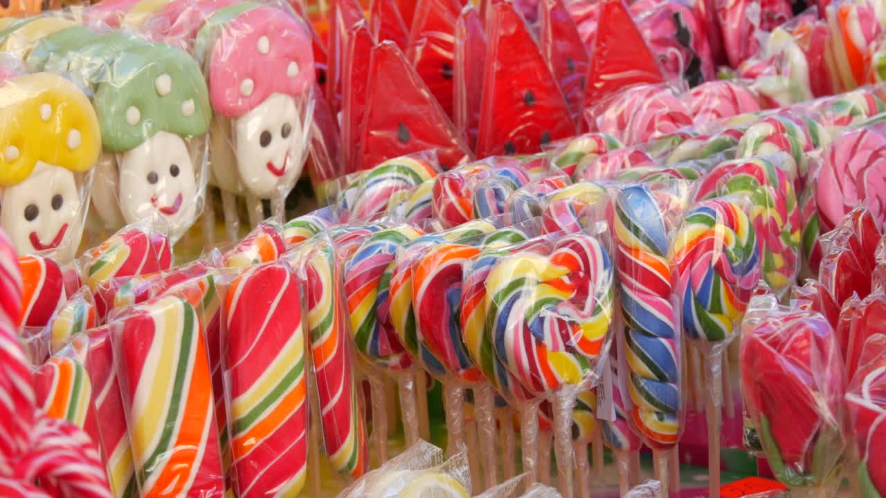 糖果店柜台上的一排五彩缤纷的棒棒糖视频下载