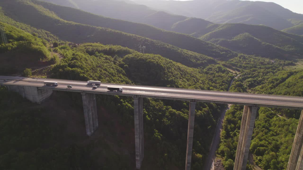 高速公路高架桥鸟瞰图，自然美景视频素材