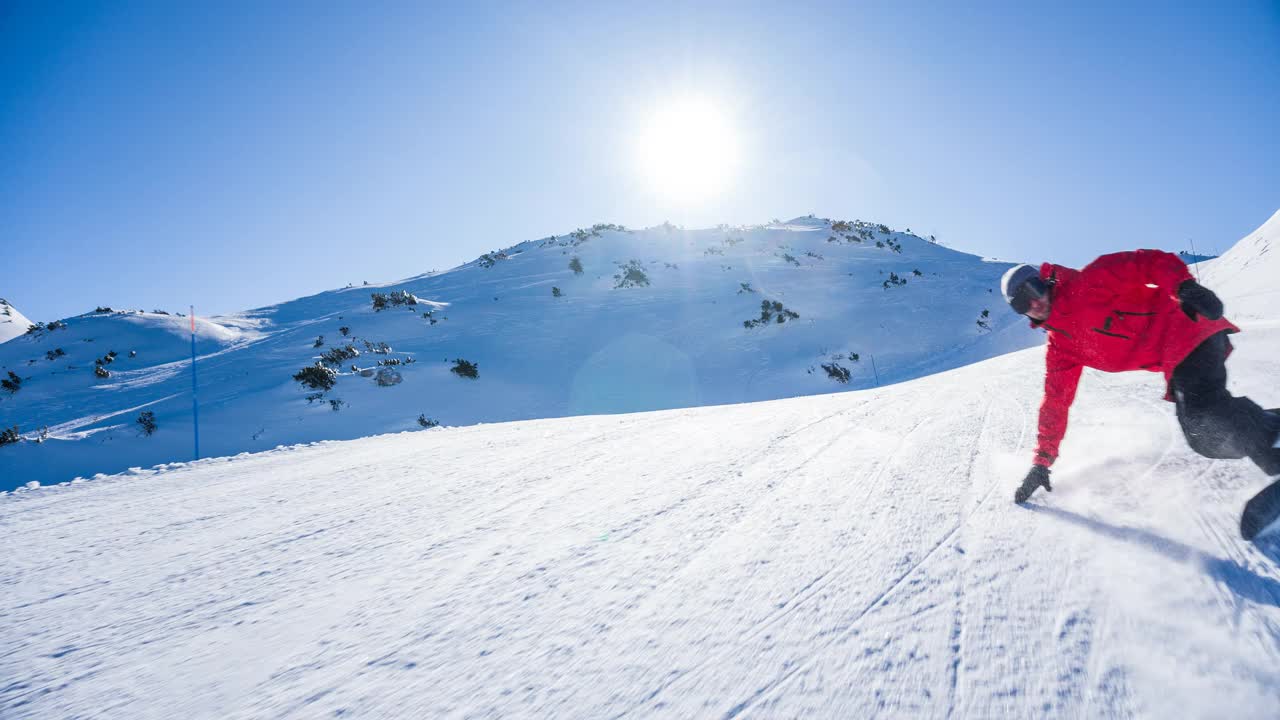 在滑雪坡道上滑雪的人视频素材