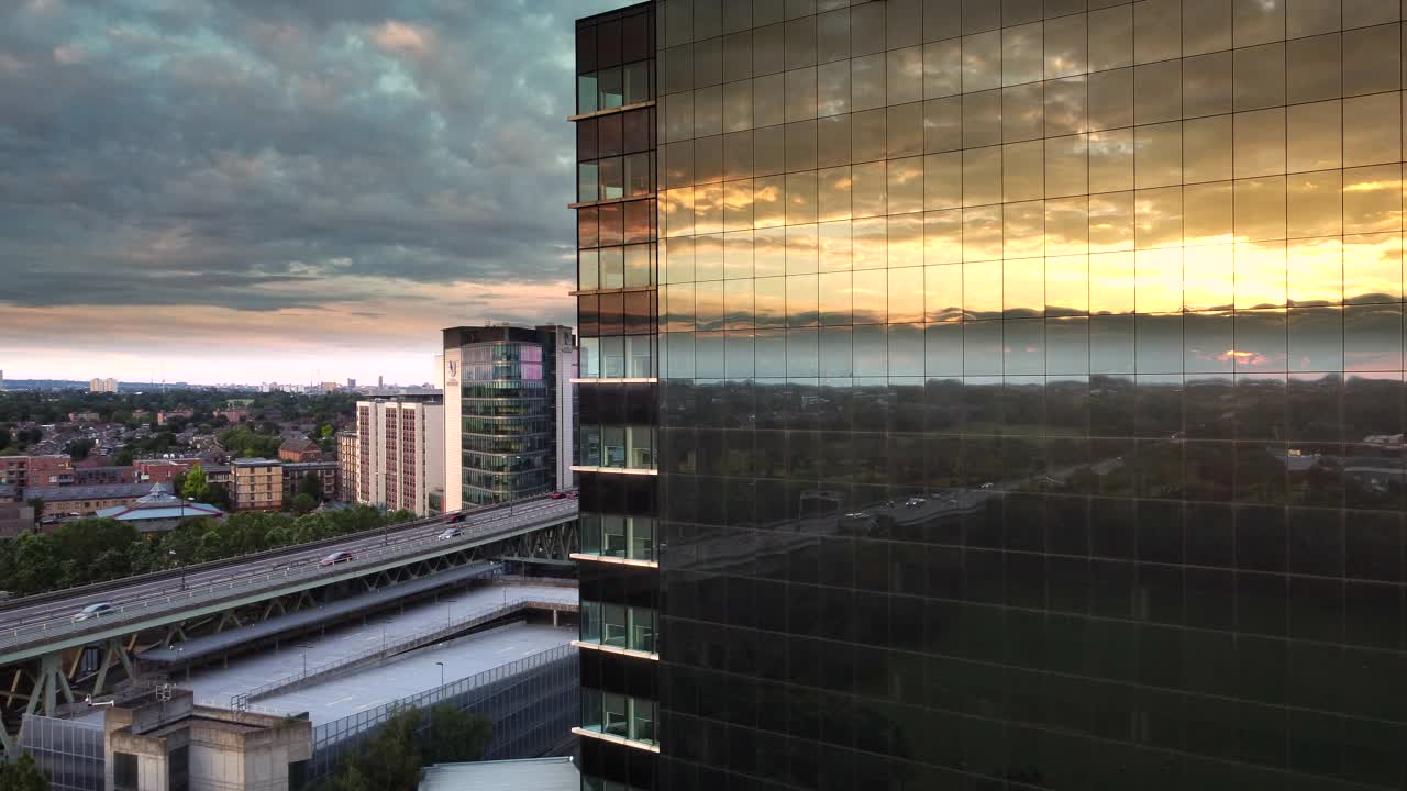 夕阳映在建筑物的玻璃上视频素材