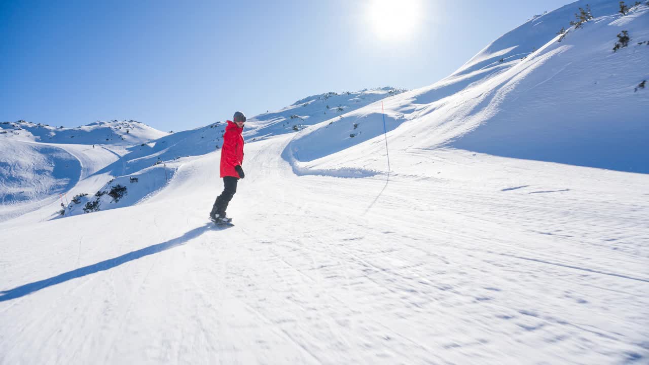滑雪运动员在滑雪坡道上滑行，表演特技跳跃视频素材