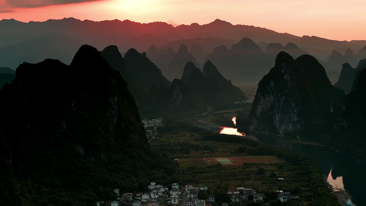 漓江和山峰上壮丽的日出视频下载