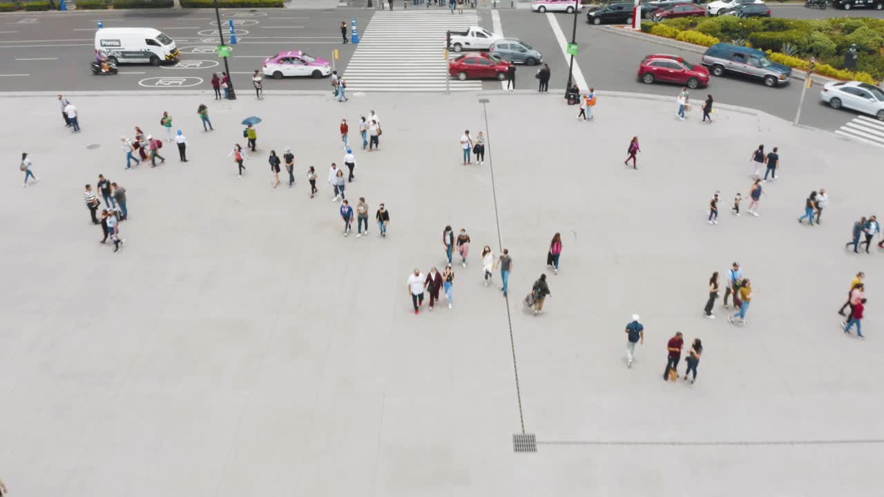 人们在繁忙街道上购物的鸟瞰图视频下载