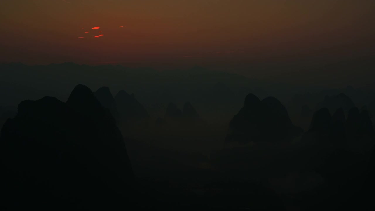 漓江和山峰上壮丽的日出视频下载