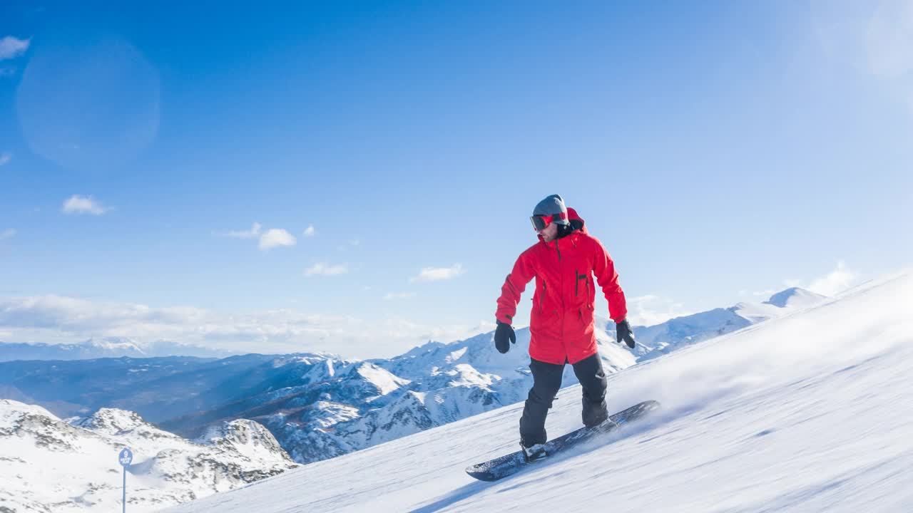 滑雪者享受阳光明媚的冬日，表演跳跃特技和雪水从滑雪坡上滑下来视频下载