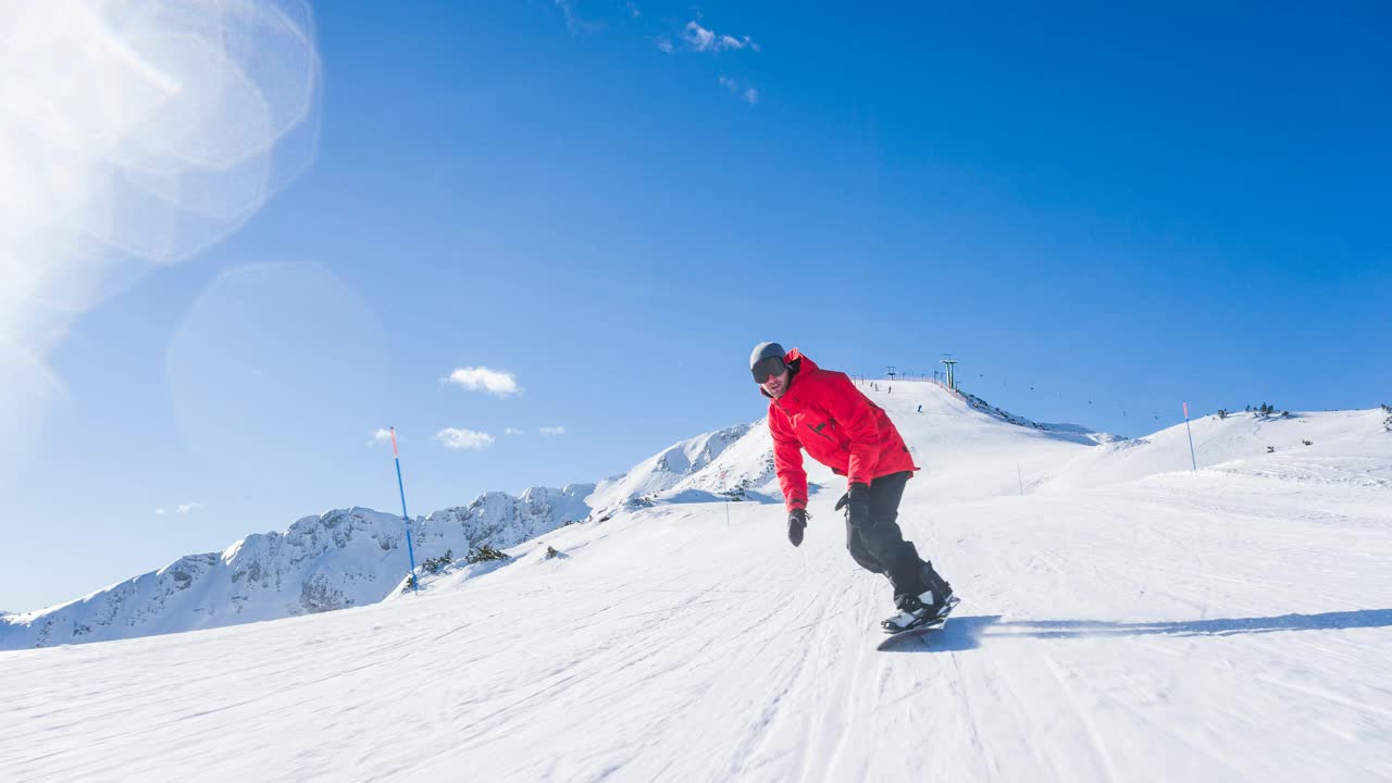 滑雪运动员在滑雪坡道上滑行，做跳跃和旋转动作视频素材