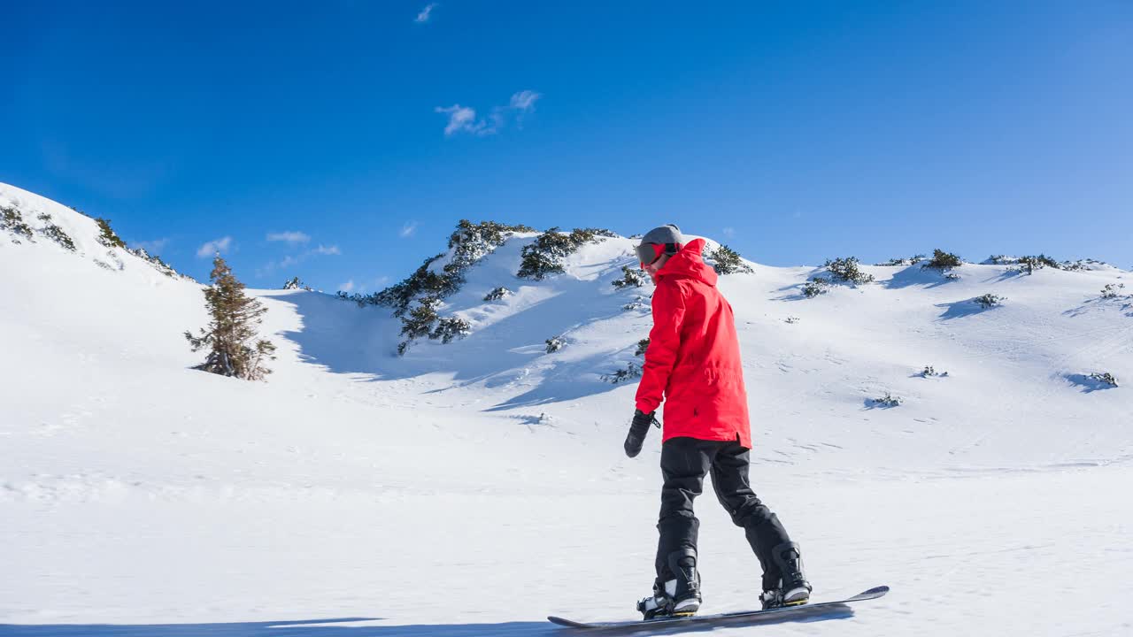 滑雪者从滑雪斜坡上冲下来，在途中表演跳跃特技视频素材