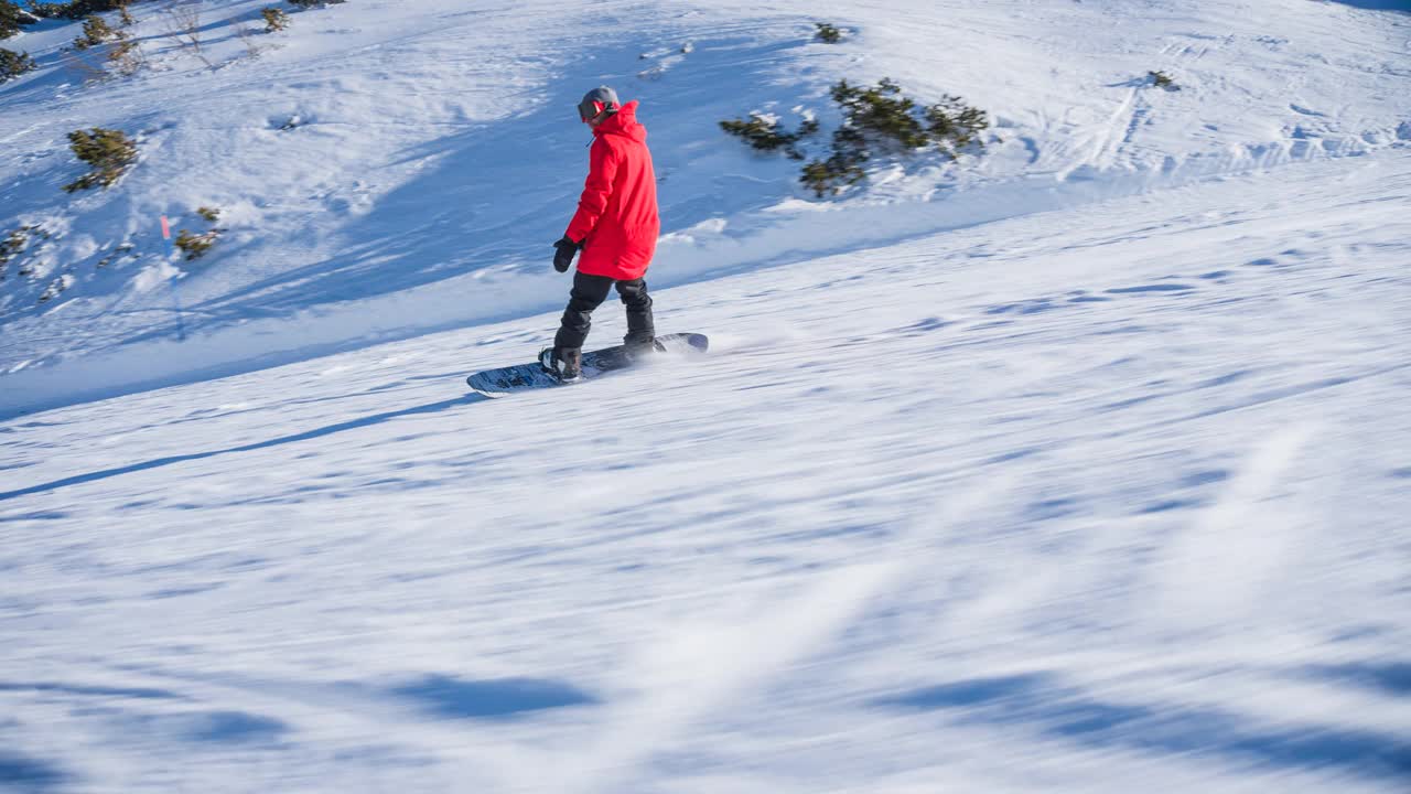 滑雪运动员在滑雪坡道上滑行，喷雪视频素材