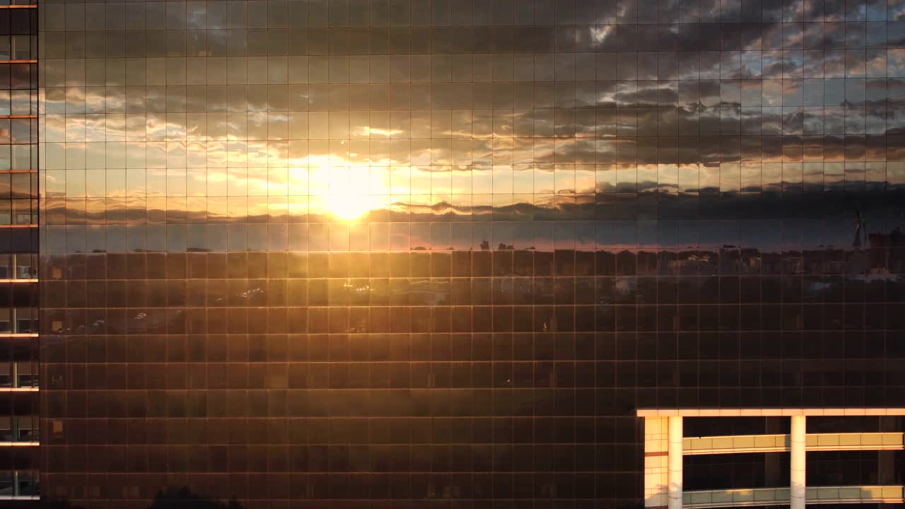 夕阳映在建筑物的玻璃上视频素材