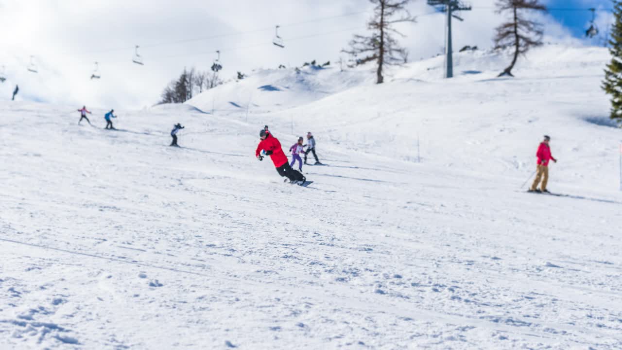 滑雪者在滑雪坡道上转弯时，身后留下一团粉末状的雪视频素材