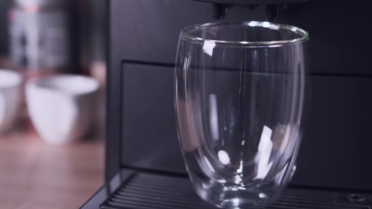 自动咖啡机为拿铁准备牛奶泡沫。咖啡饮料加牛奶，准备。视频素材