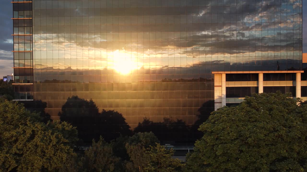 夕阳映在建筑物的玻璃上视频下载