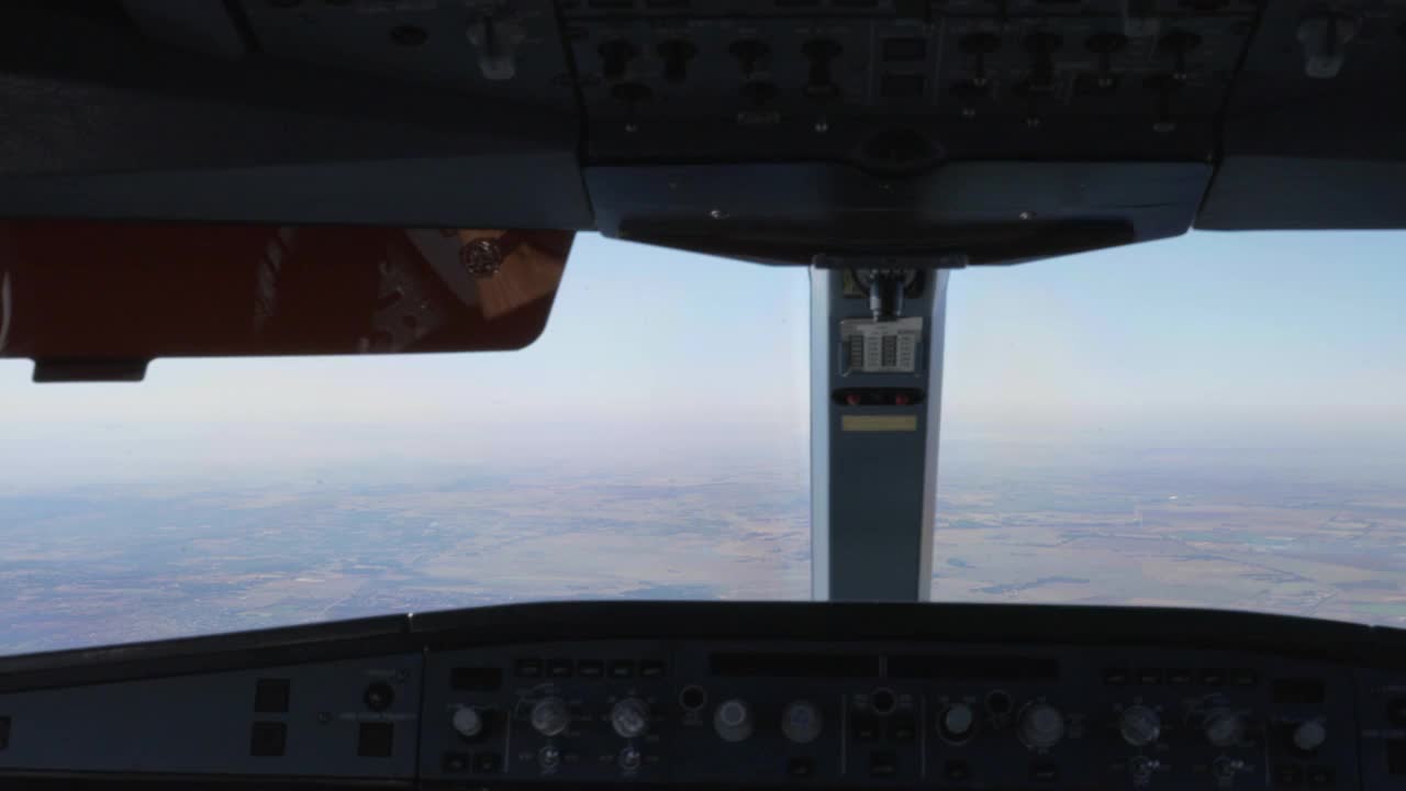 飞机接近约翰内斯堡(驾驶舱POV)视频素材